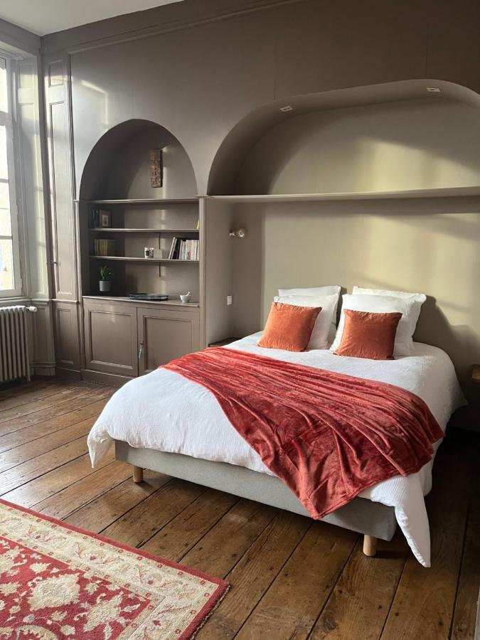 Mercier De Montigny - Les Chambres Du Beffroi - Spa Et Massage Fougères Exterior foto