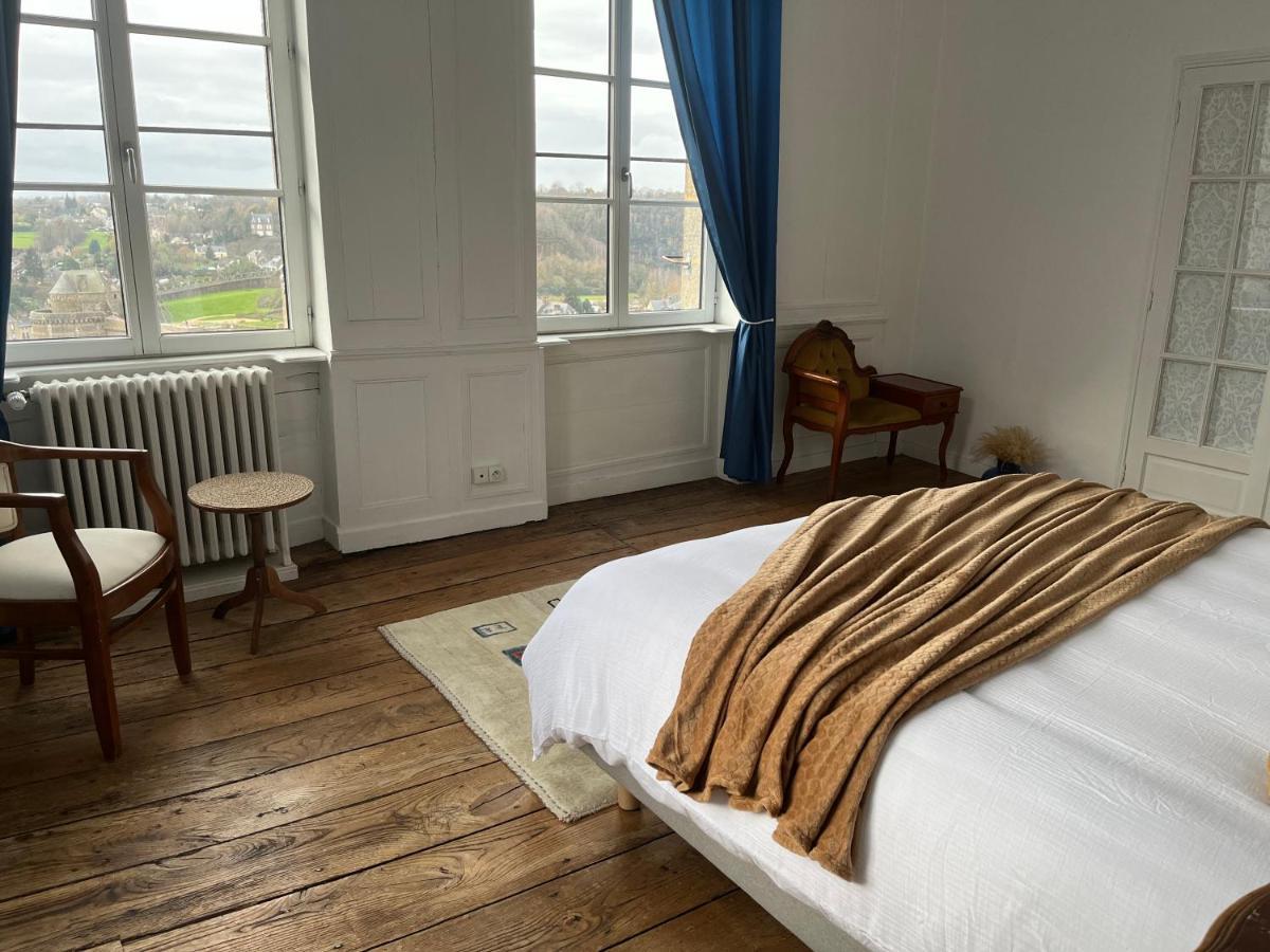Mercier De Montigny - Les Chambres Du Beffroi - Spa Et Massage Fougères Exterior foto